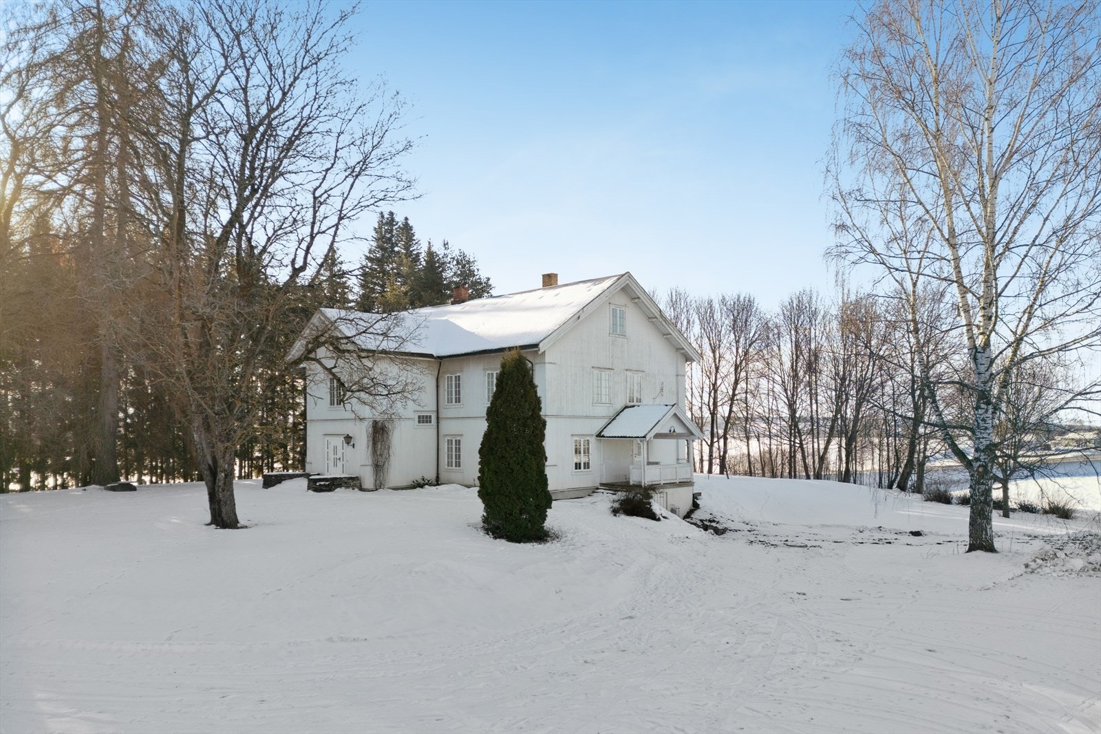 Under snøen finner du hage med godt av boltreplass og ypperlig mulighet for de med grønne fingre. Galleribilde