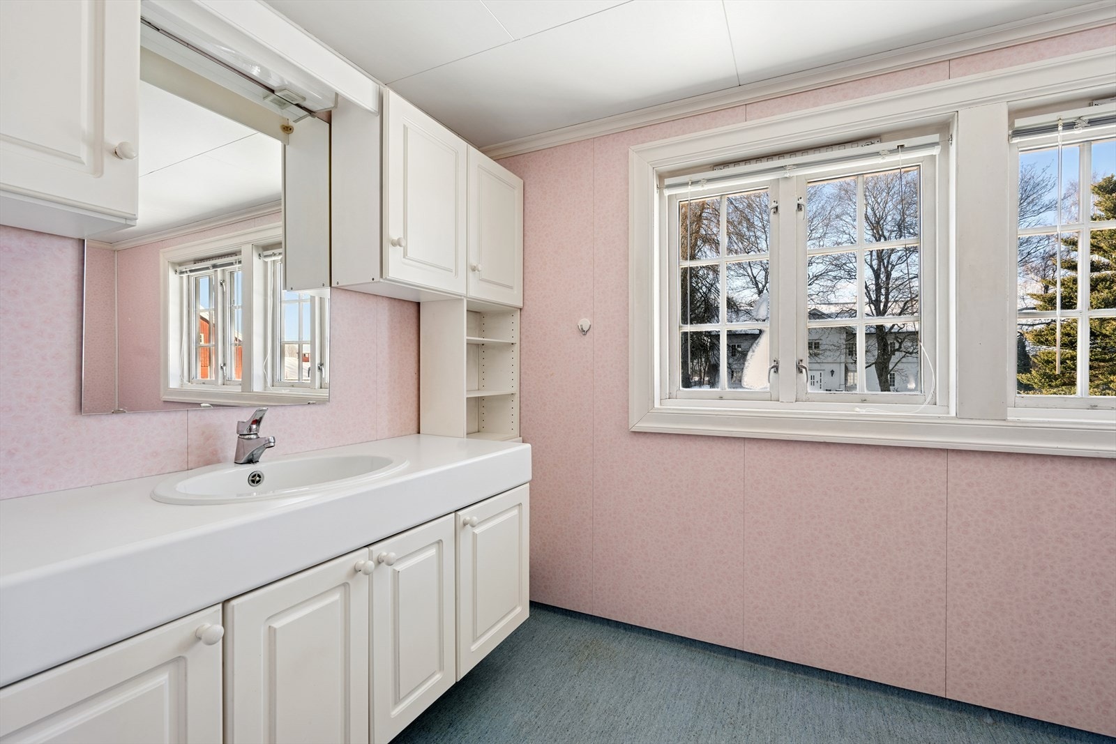 Badet i bolig nr. 2 er fra 1984, med våtromsplater på veggene og belegg på gulvet. Galleribilde