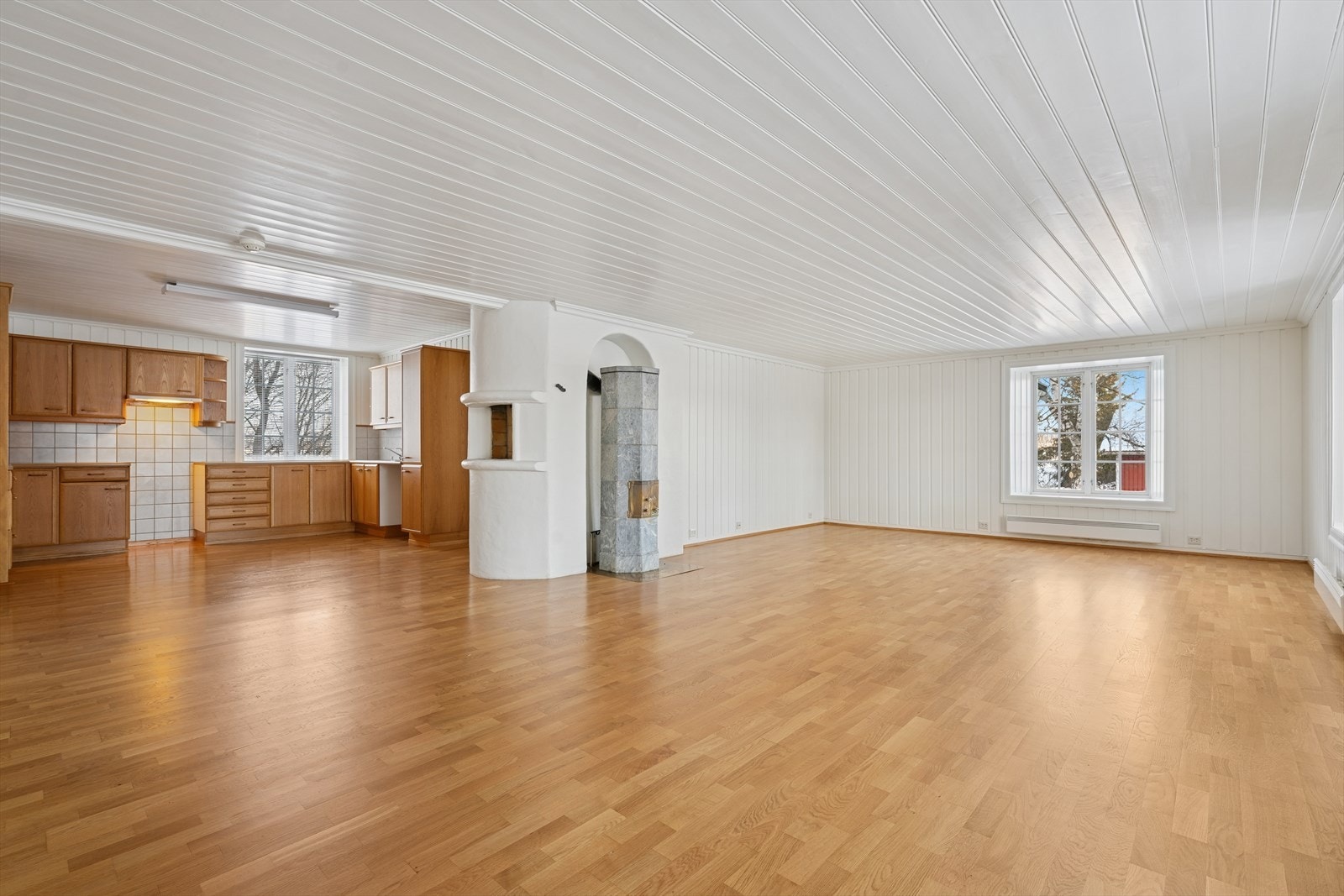 Kjøkkenet i hovedbygningen har en åpen løsning mot et av de store oppholdsrommene. Galleribilde