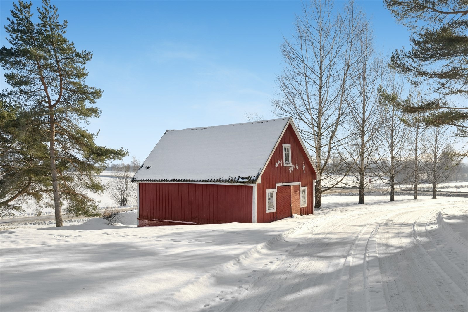 Uthuset fra 1920 byr på rikelig med lagringsplass, bør renoveres. Galleribilde