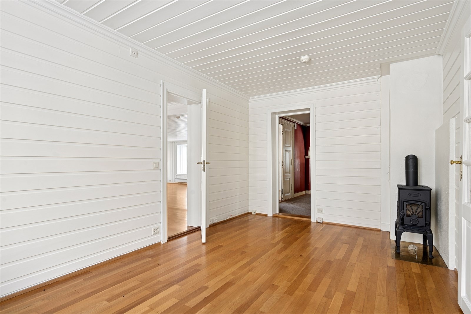 Boligen har flere ildsteder av forskjellige typer og aldre. Galleribilde