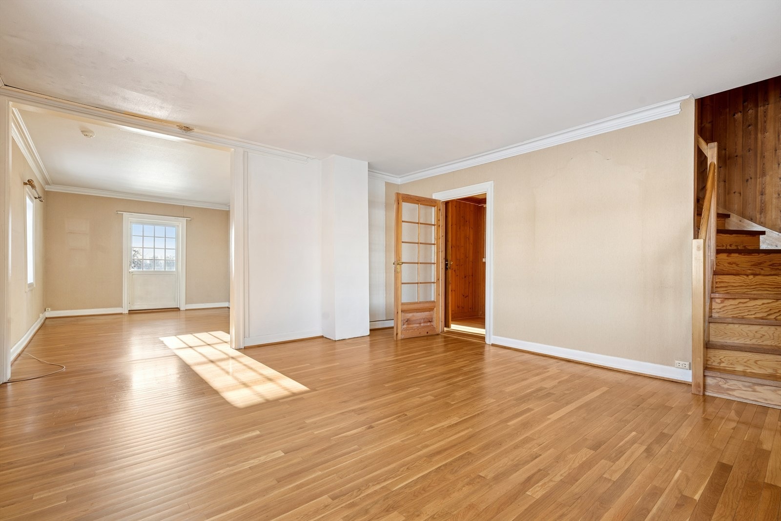 Første etasje har to stuer og utgang til en terrasse på 23 m². Galleribilde