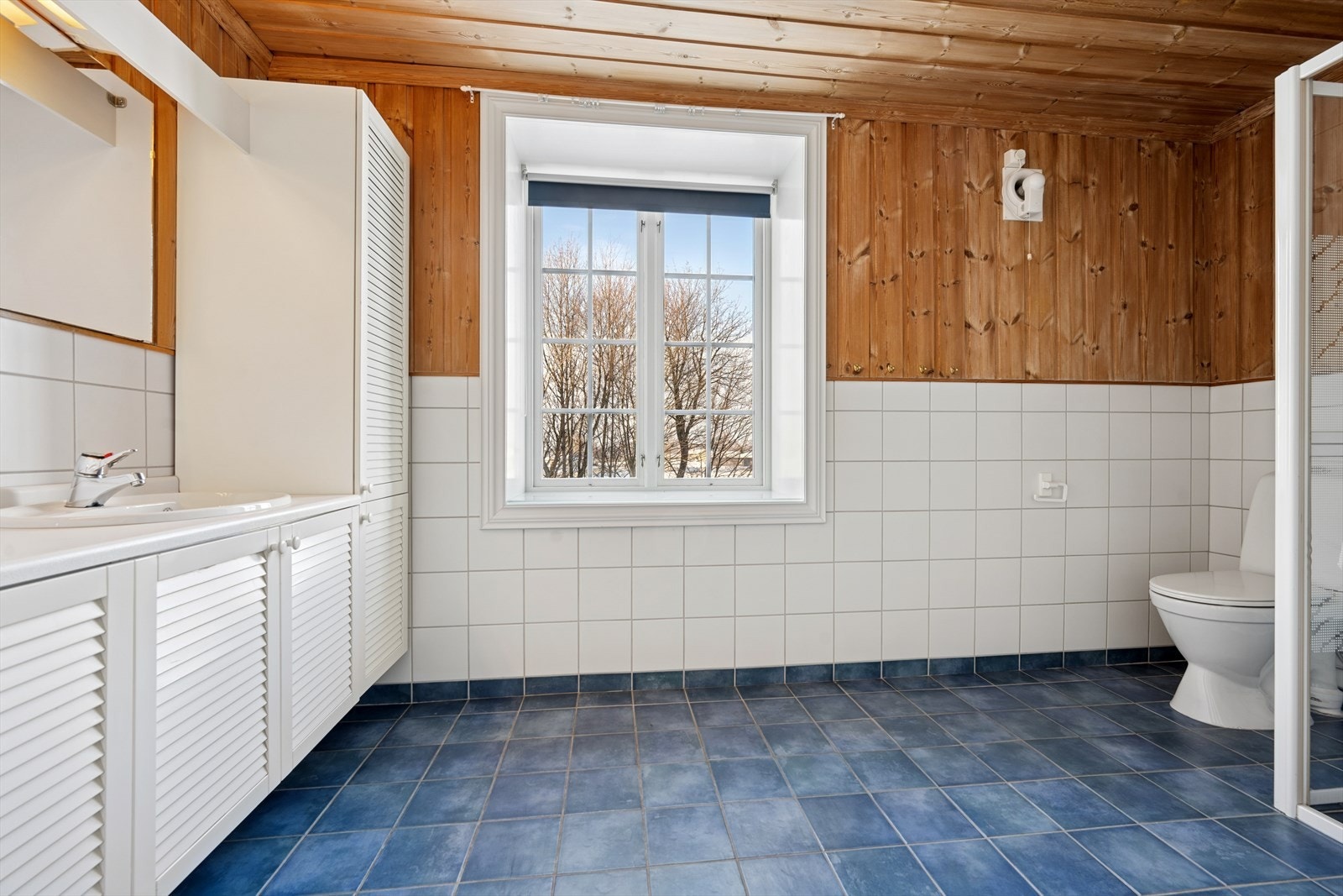 Badet i andre etasje ble modernisert i 2000 og har fliser på gulv med elektriske varmekabler. Galleribilde