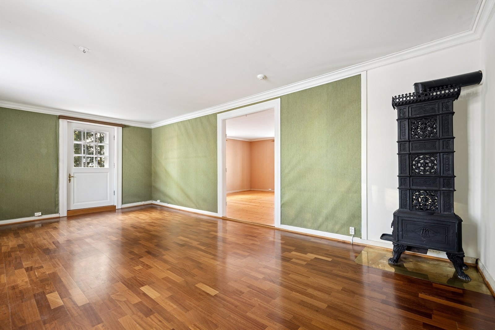 Første etasje i hovedhuset rommer fire stuer som gir rikelig med plass og fleksibilitet. Galleribilde