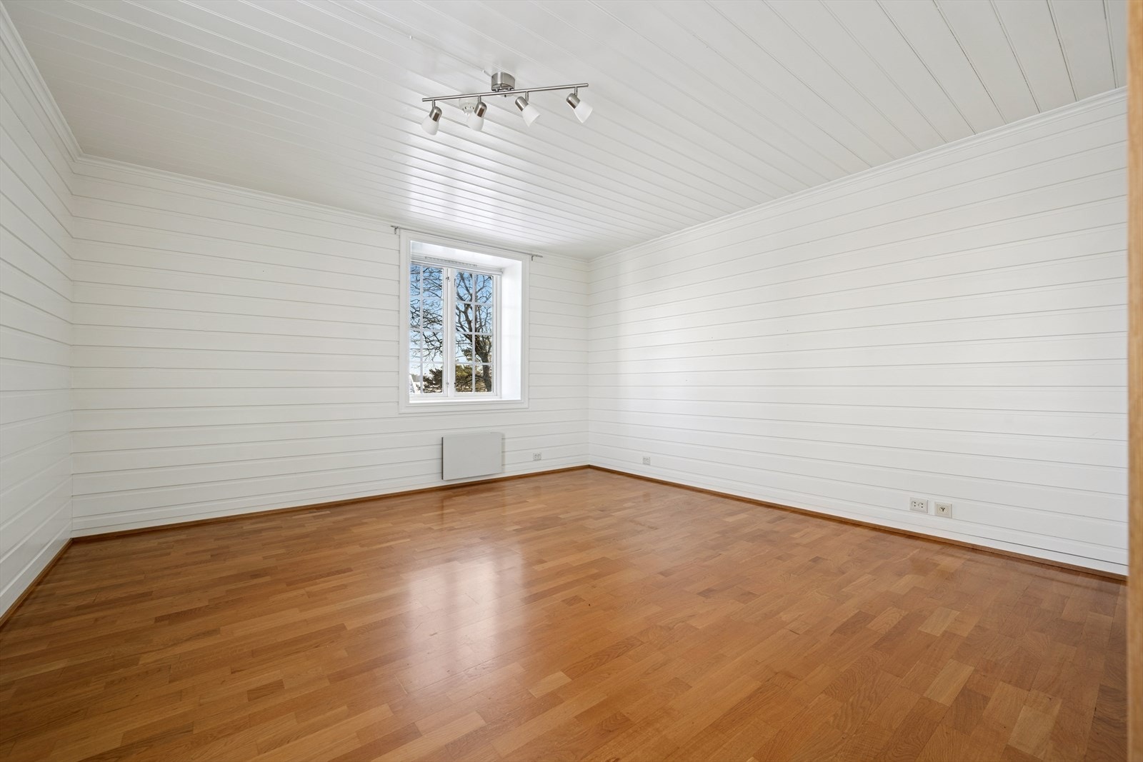 Hovedhuset har fire soverom som kan tilpasses ulike behov som barnerom, gjesterom eller kontor. Galleribilde