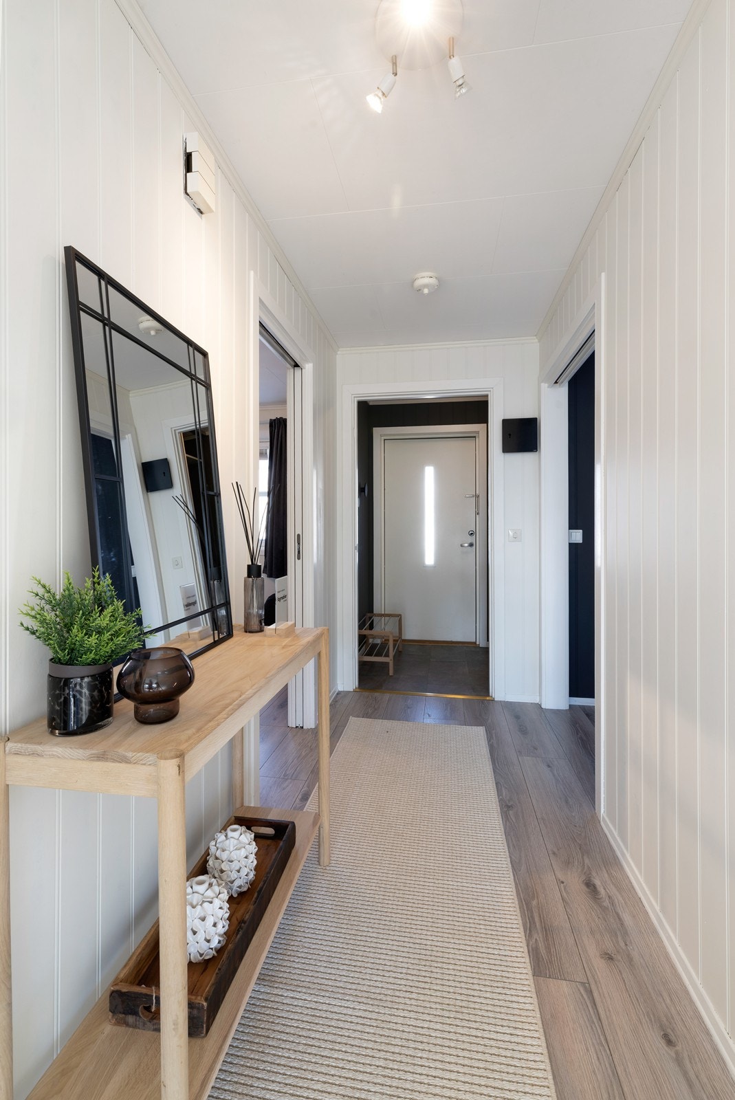 Fra gangen er det adkomst til soverom på den ene siden, og kjøkken på den andre. Galleribilde