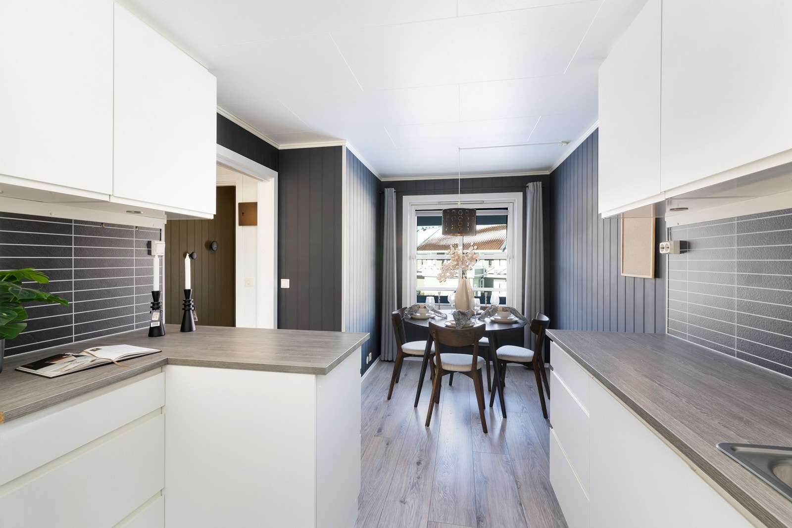 Her er det også plass for en trivelig spisegruppe i forbindelse med kjøkkenet. Galleribilde