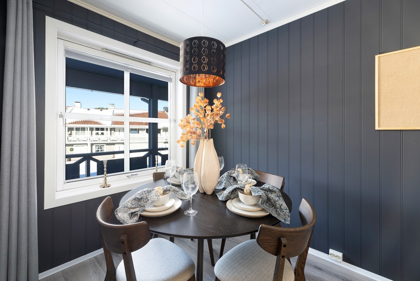 Naturlig plassering av spisebordet ved vinduet, som forøvrig gir rommet godt med lys. Galleribilde