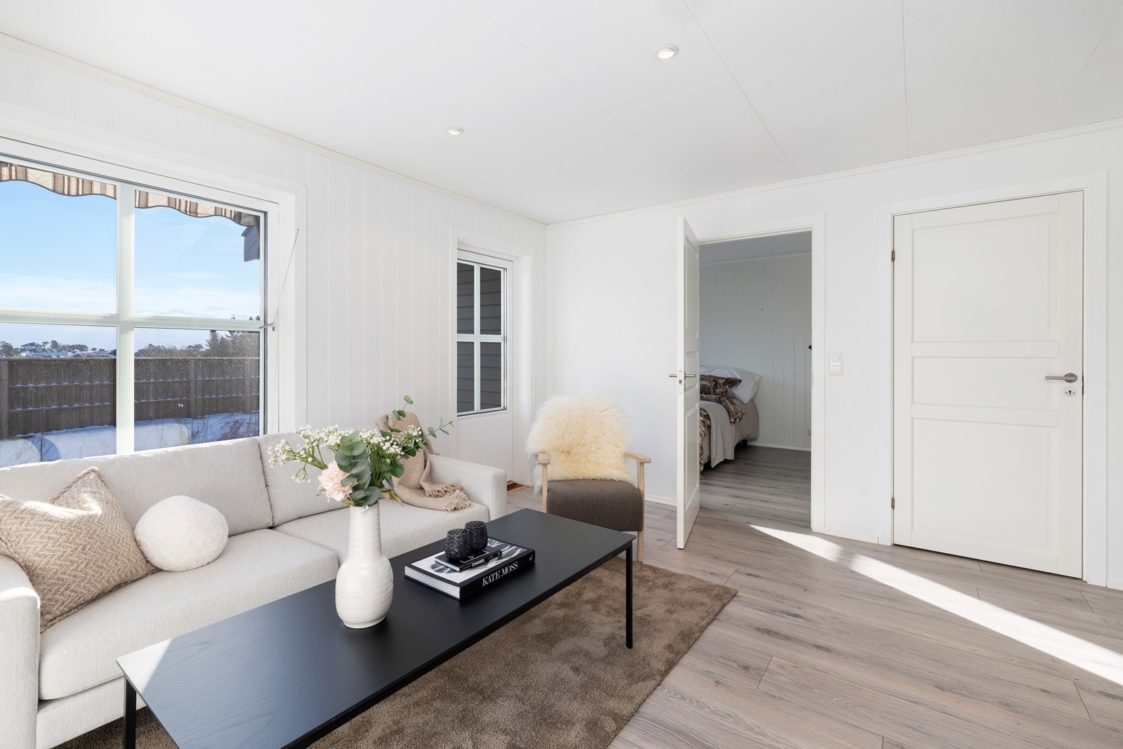 Godt lysinnslipp fra vinduene gir god romfølelse. Galleribilde