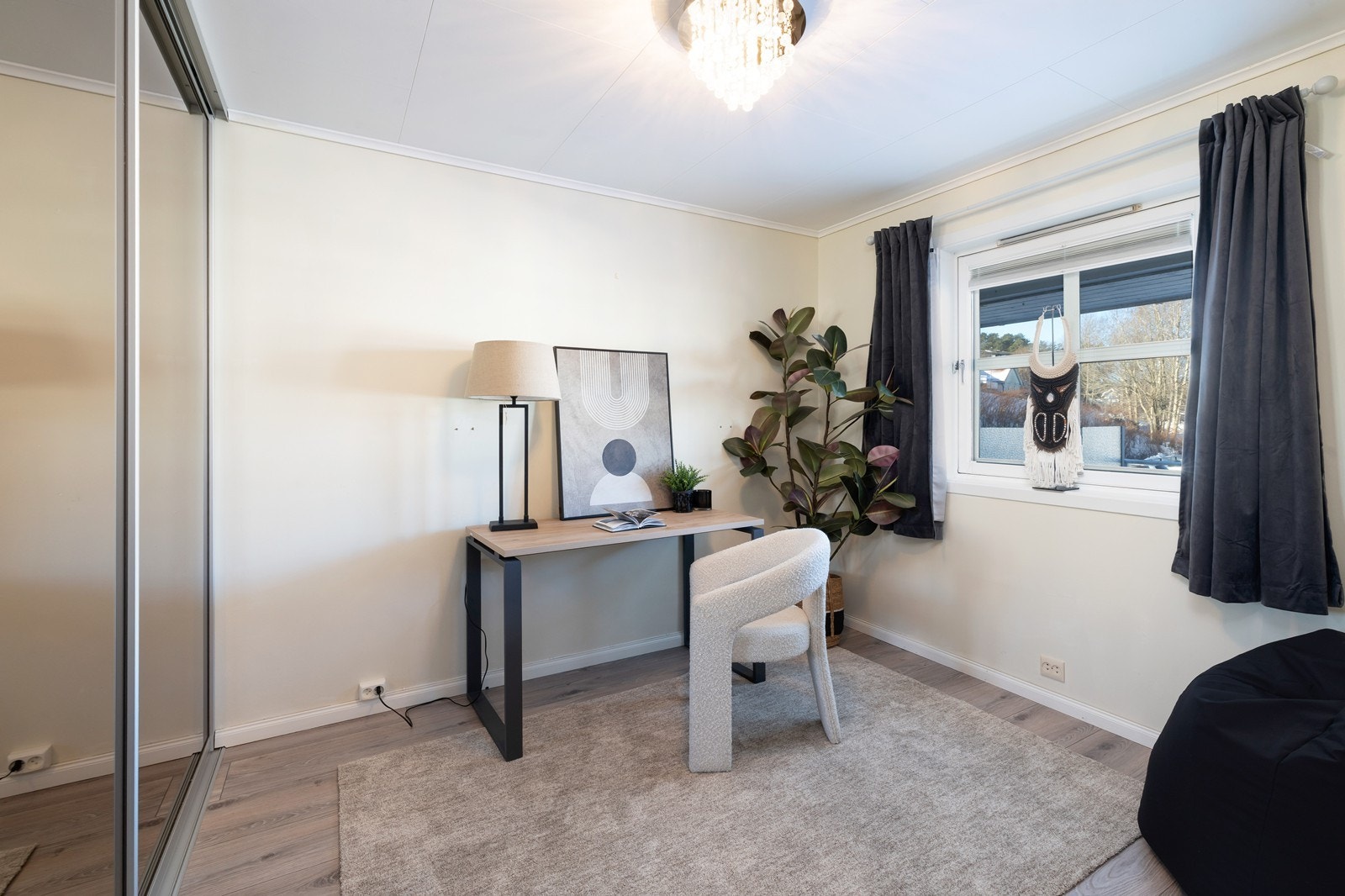 Her er plass til seng og tilhørende møblement, og rommet er utstyrt med garderobeskap med speil. Galleribilde