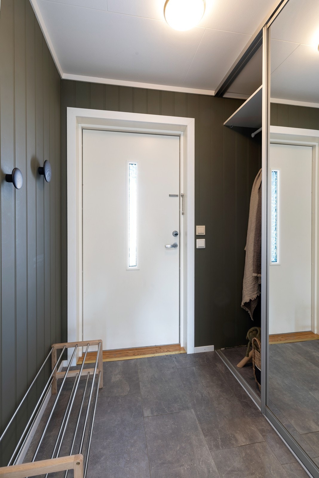 Velkommen inn! Vindfang med god plass til å henge fra seg ytterklær i garderobeskap. Galleribilde