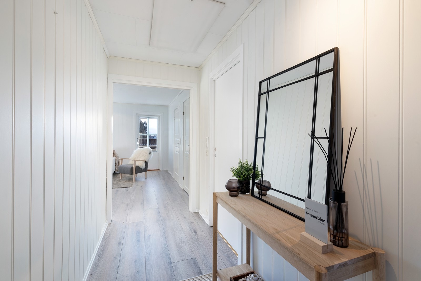 Lyse fargevalg gjør boligen enkel å innrede. Galleribilde