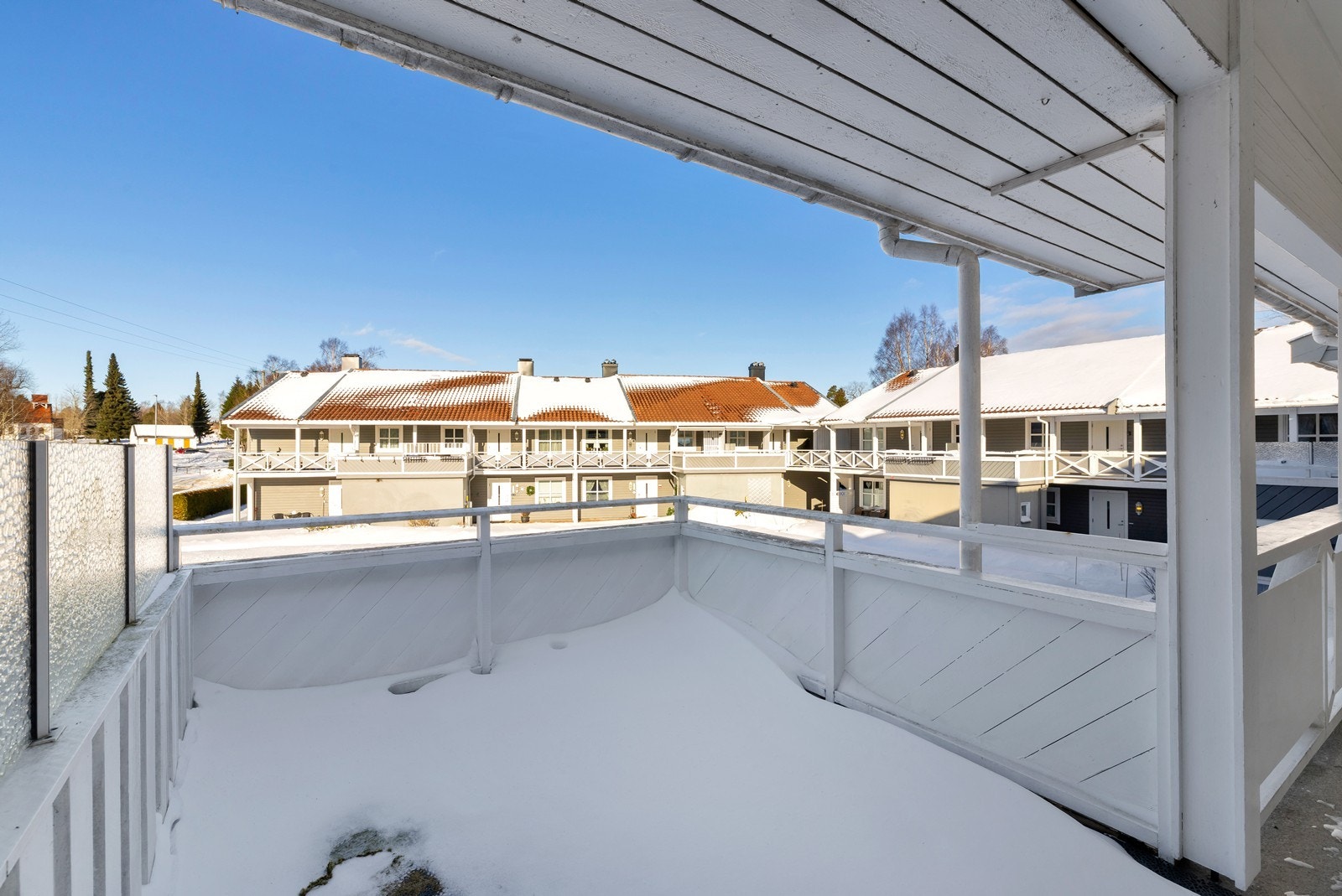 Det er solrik uteplass på fremsiden ved inngangspartiet. Galleribilde