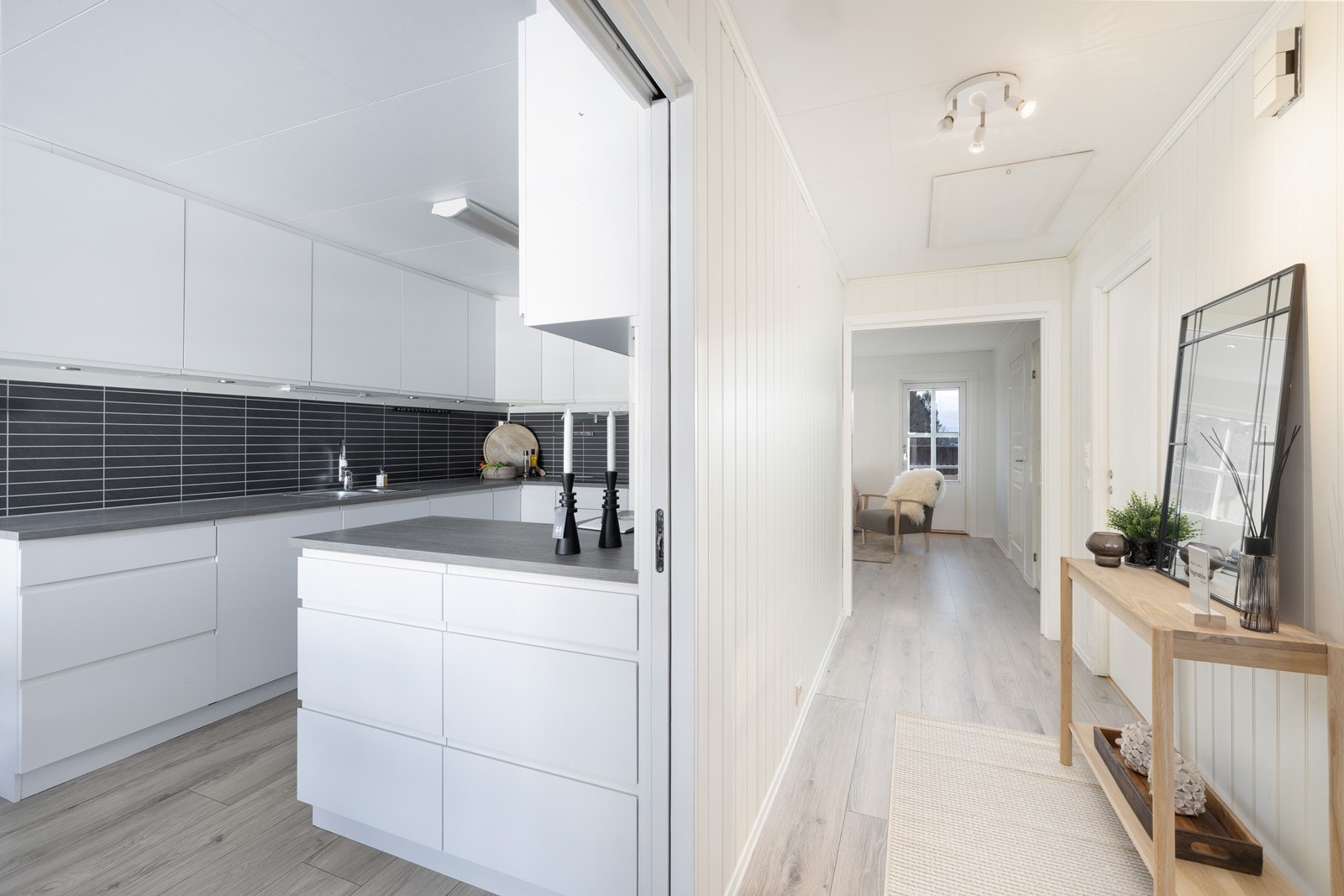 Leiligheten byr på et innholdsrikt kjøkken med god benk- og skapplass til bruk og oppbevaring. Galleribilde