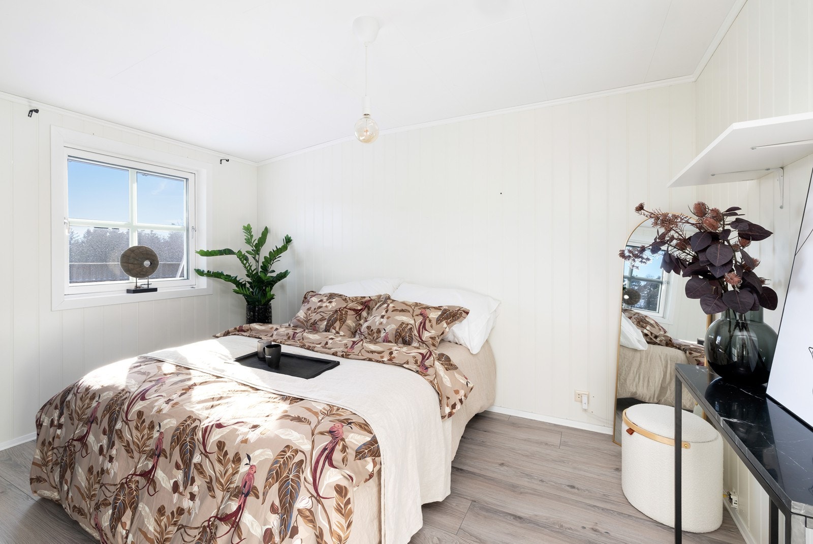 Hovedsoverom med plass til dobbeltseng, kommode og øvrig ønsket møblement. Galleribilde