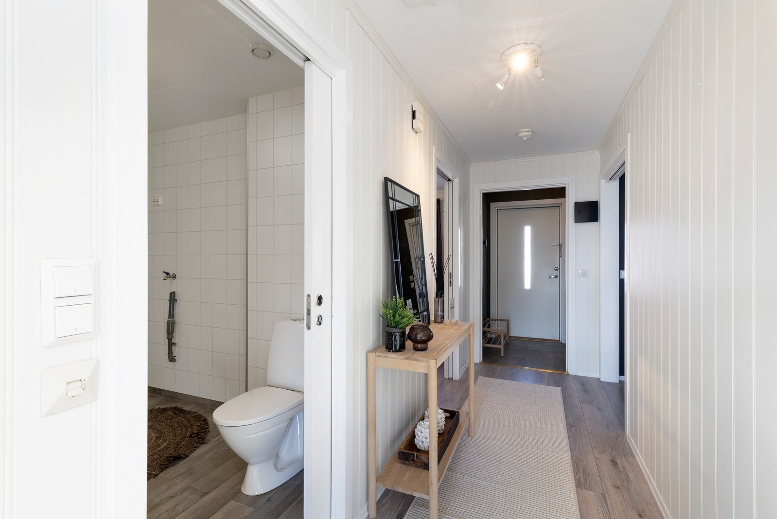 Fra gangen er det adkomst til bad. Galleribilde