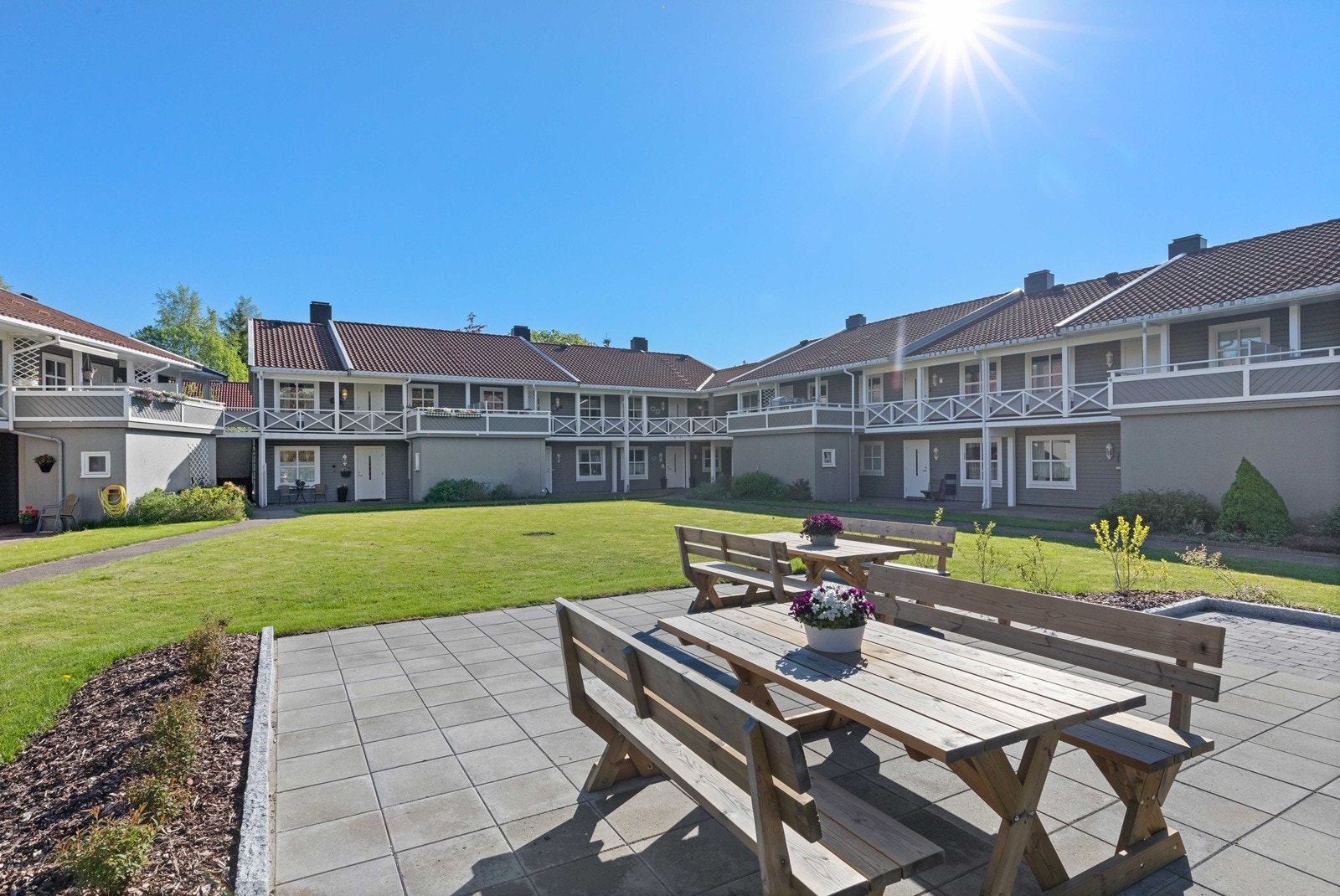 Slik fremstår uteområdet på sommerstid - et herlig fellesområde til benyttelse for beboerne. Galleribilde