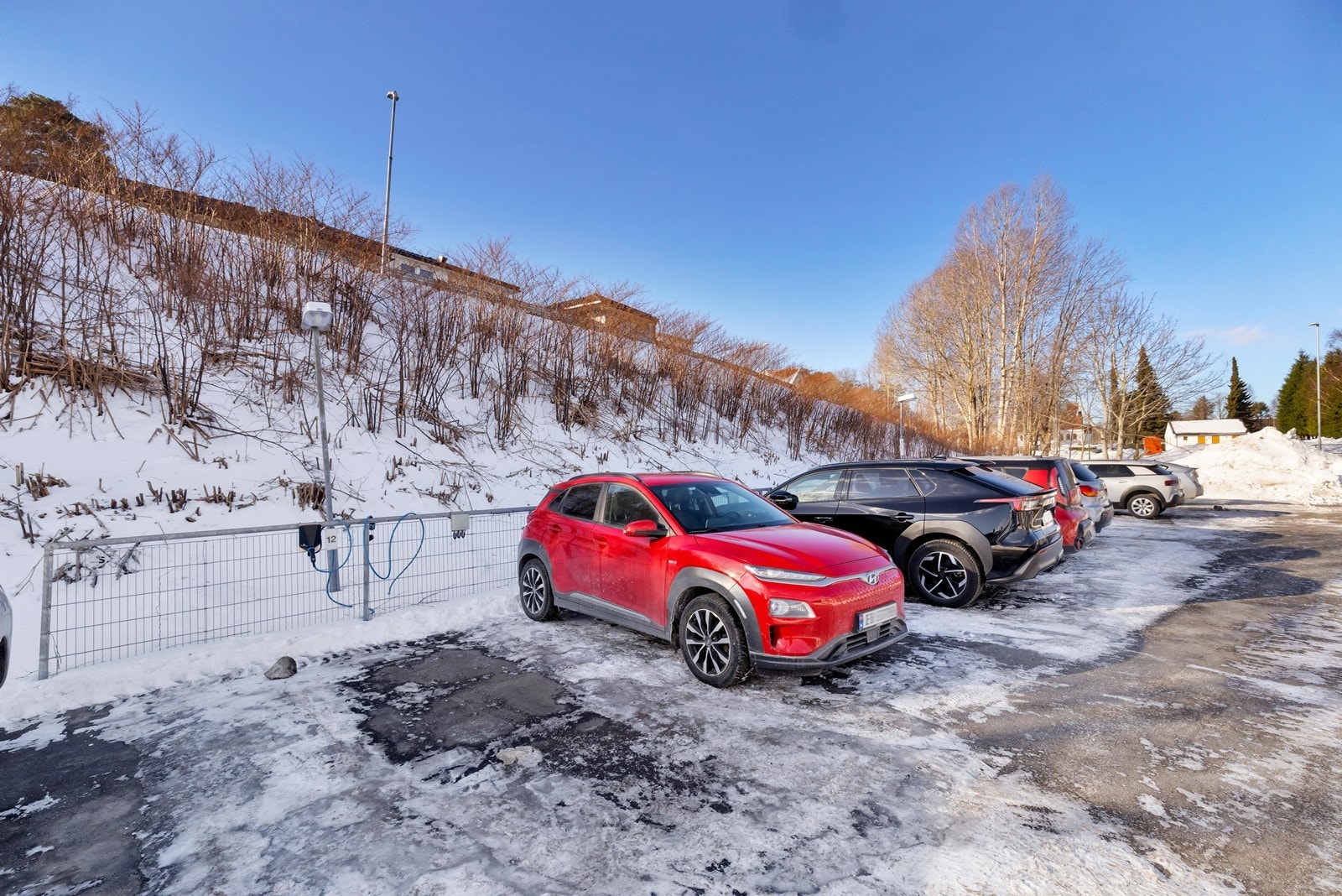 Felles parkeringsplass på borettslagets eiendom. Galleribilde