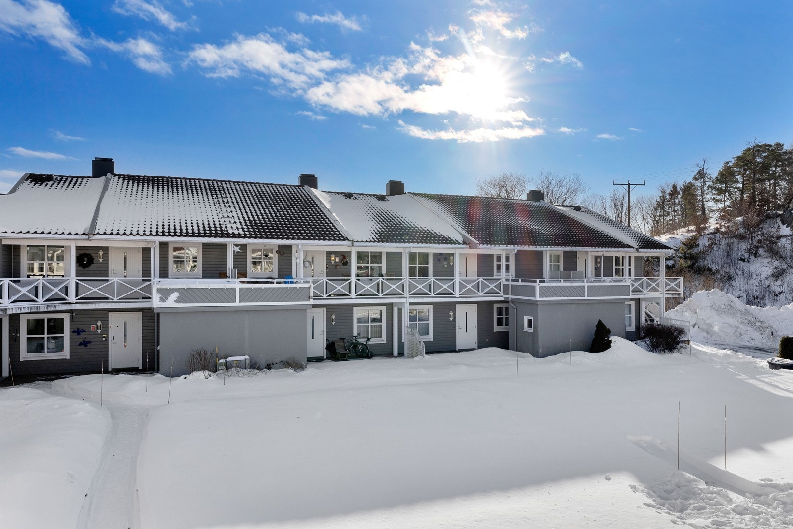 Leiligheten ligger i byggets 2. etasje med adkomst via både utvendig og innvendig trapp, samt heis i bygget. Galleribilde