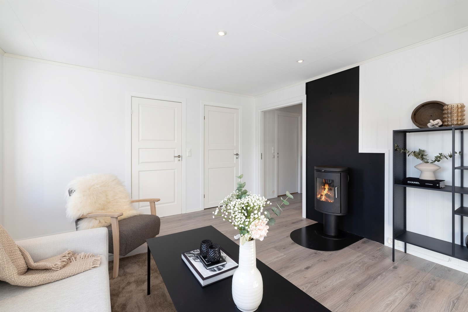 Videre inn til hyggelig stue med plass for sofa og tilhørende møblement. Galleribilde