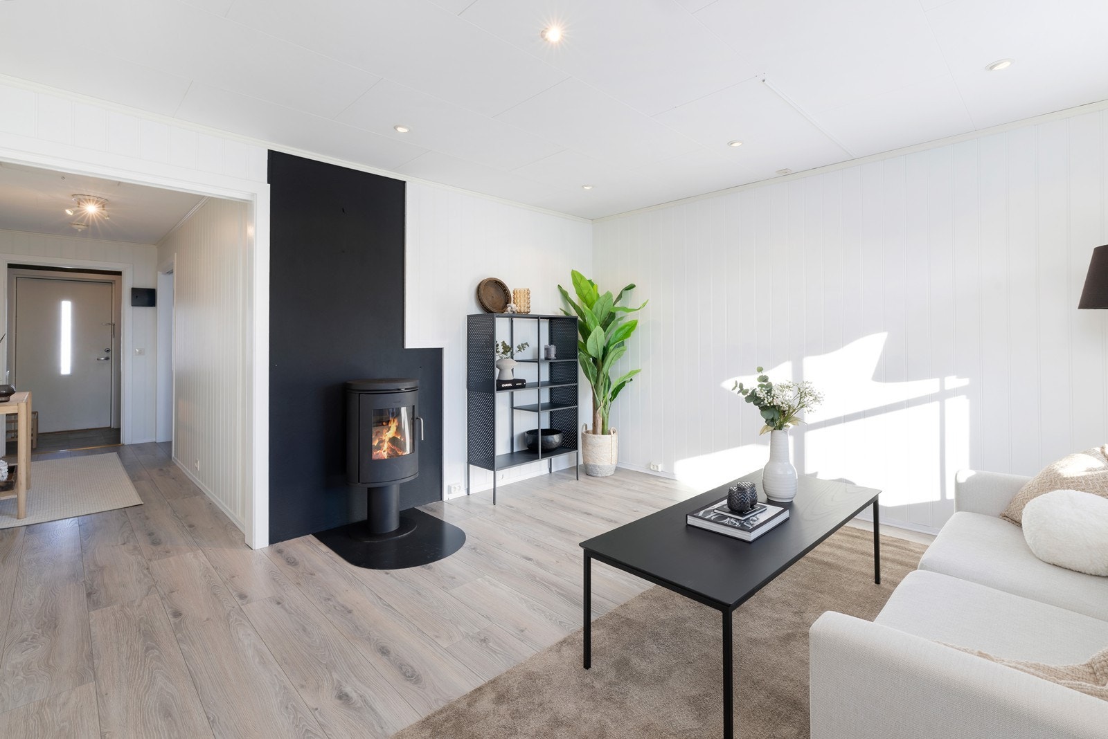 Vedovn fint plassert i rommet gir lun varme. Galleribilde