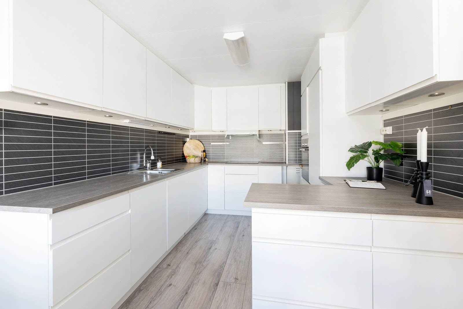 Kjøkkenet er godt utstyrt og innredning er av noe nyere årgang. Galleribilde