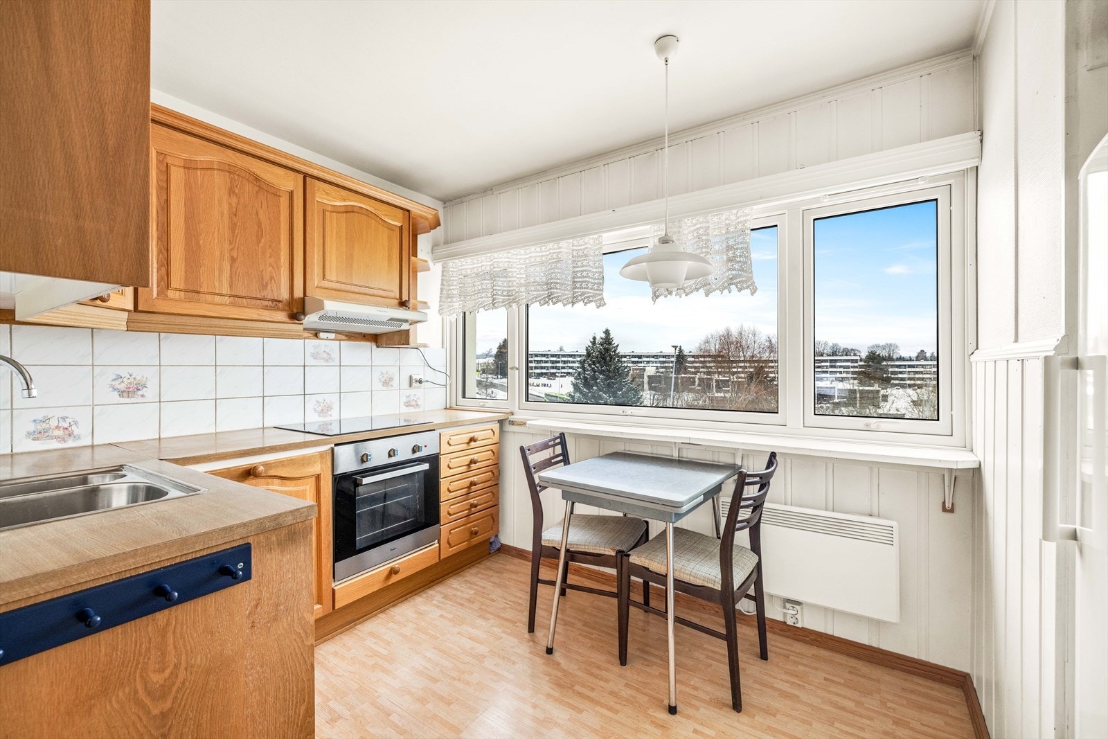 Separat kjøkken med plass til spisebord. Galleribilde