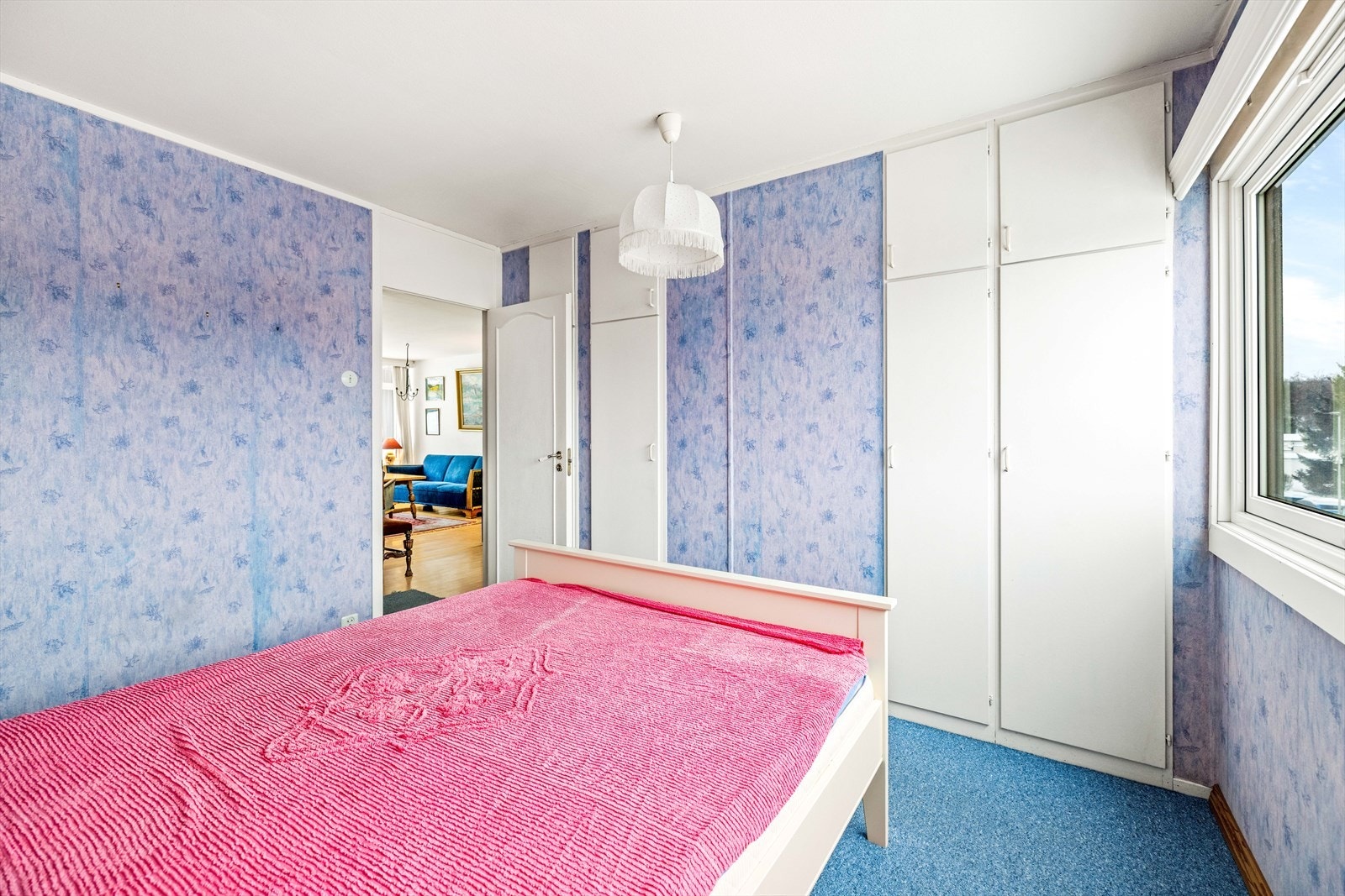 Hovedsoverom med plassbygd skap og rom for dobbeltseng. Galleribilde