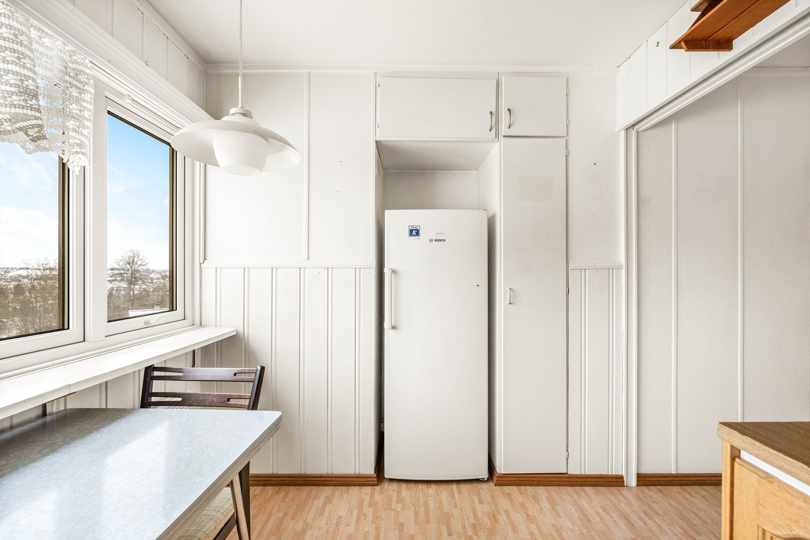 Det er plass til kjøleskap i egen nisje. Galleribilde