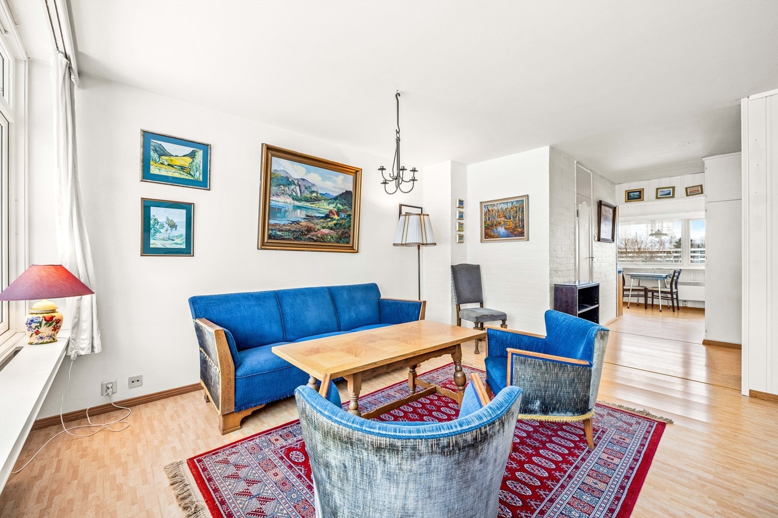 Leiligheten har en romslig og lys stue med utgang til balkong. Galleribilde