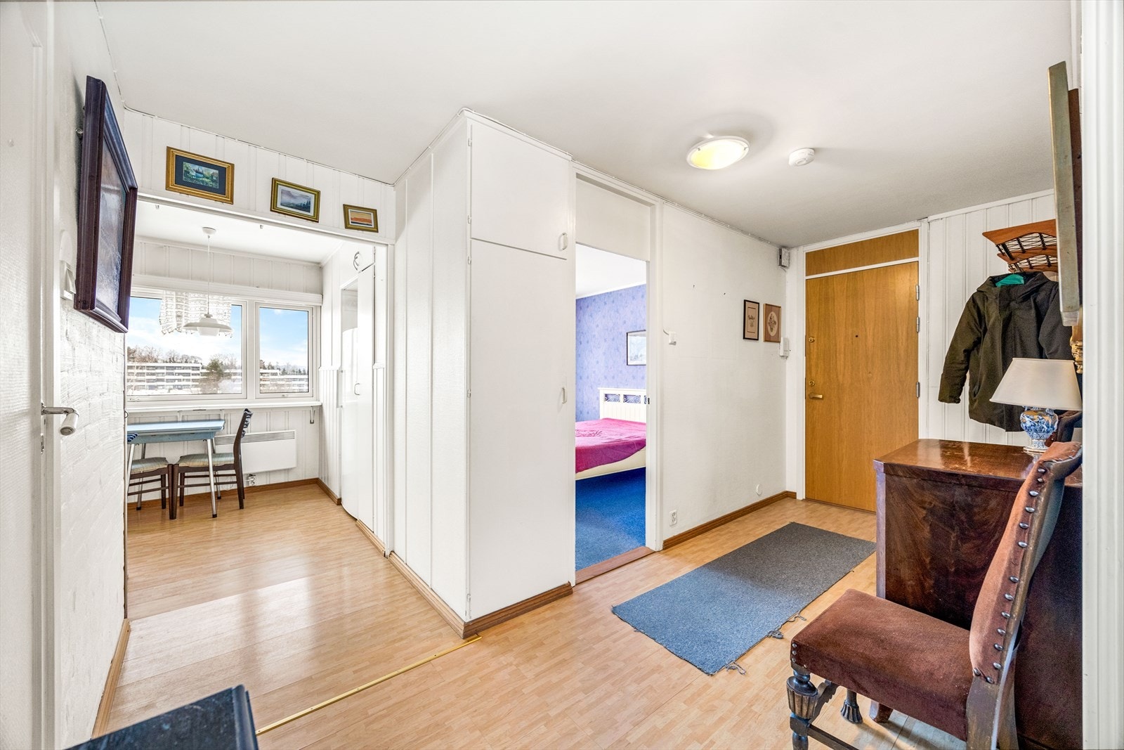 Entré med skap og plass til knagger og hyller for yttertøy. Galleribilde