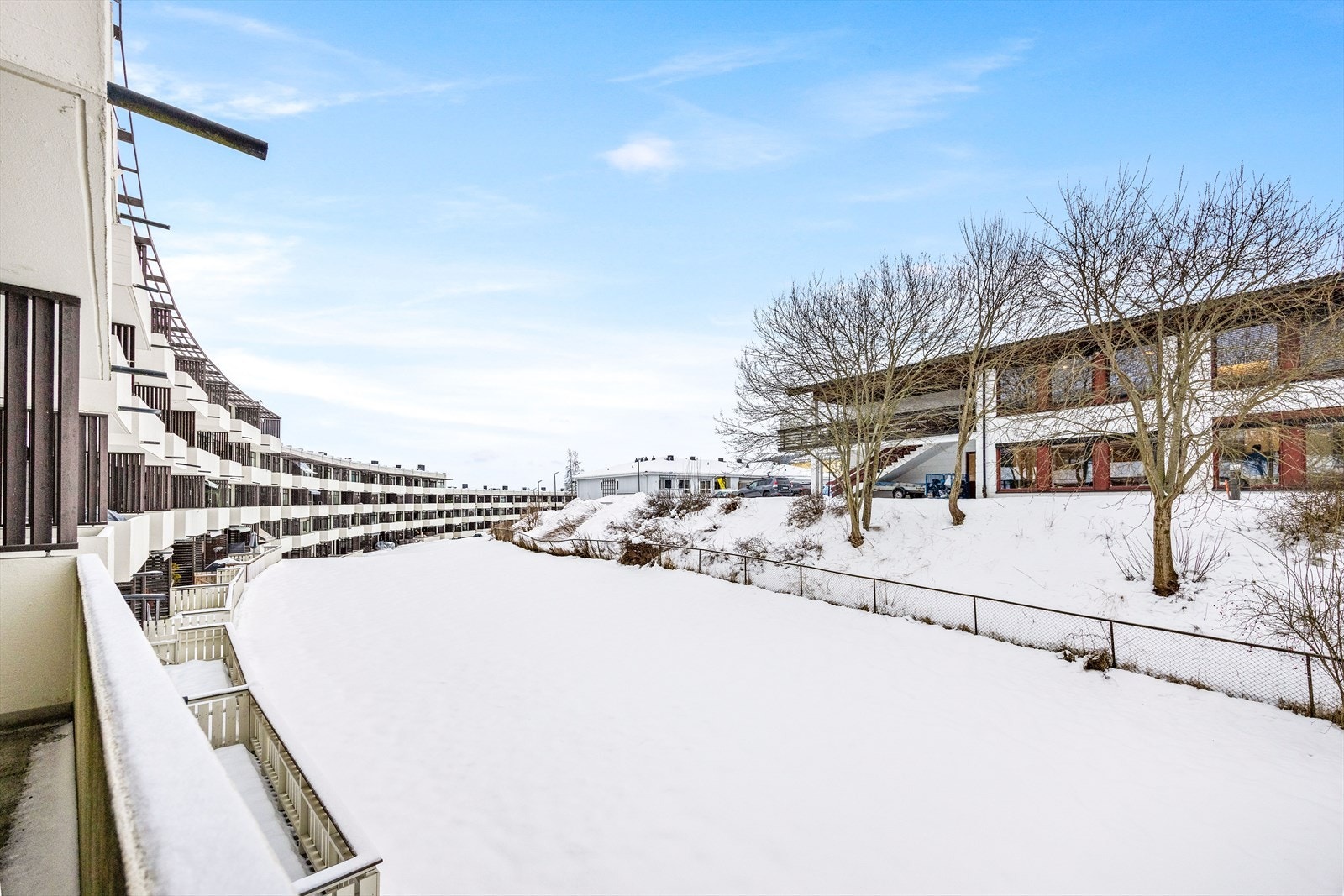 Leiligheten ligger i 2.etg og har balkong vendt mot syd. Galleribilde