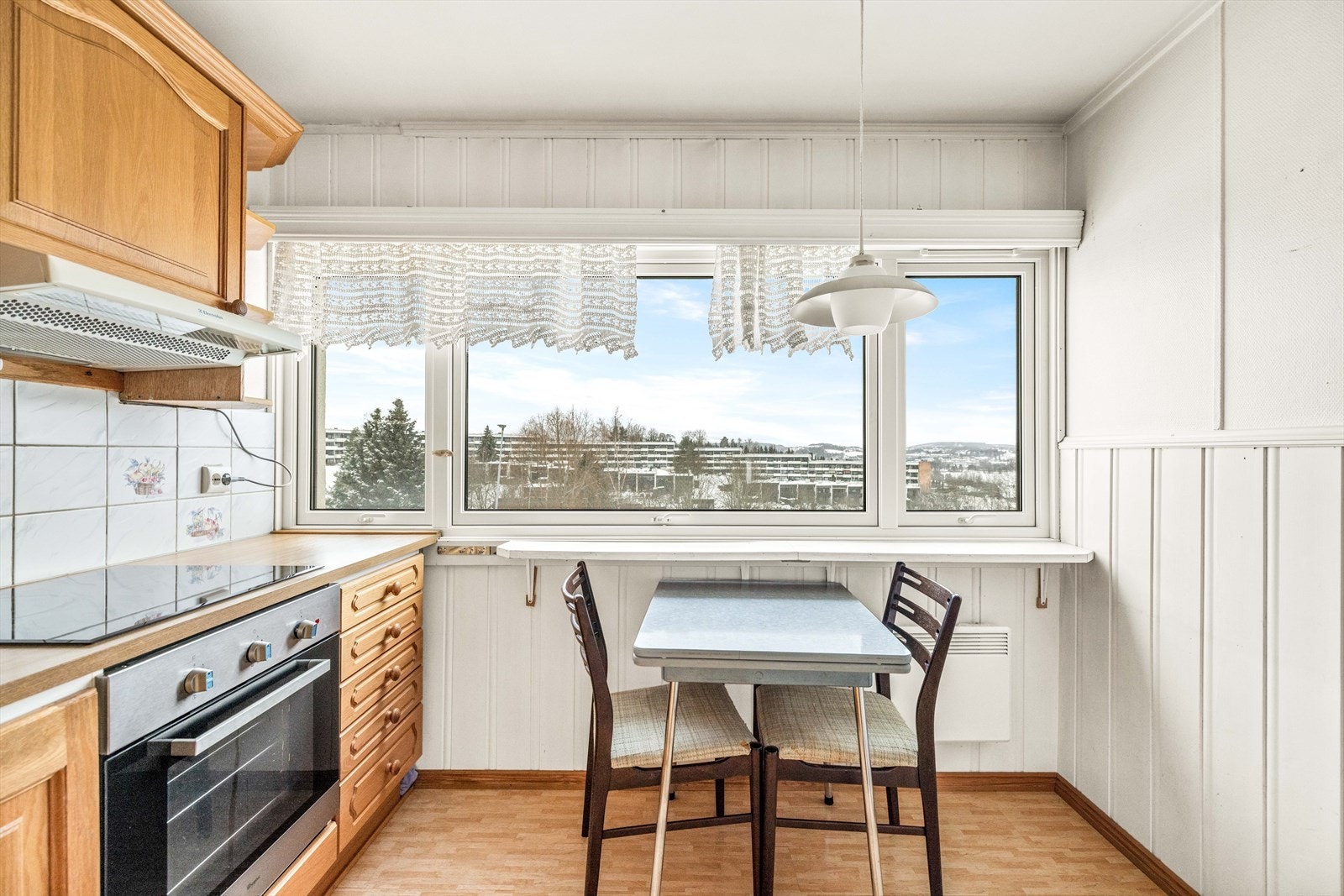 Kjøkkenet har gode lysforhold og hyggelig utsyn. Galleribilde