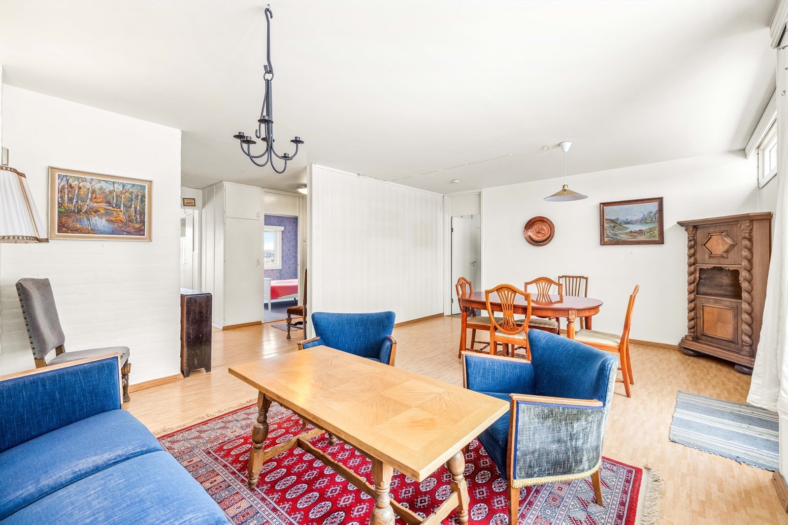 Det er god plass til både sofagruppe og spisebord. Galleribilde