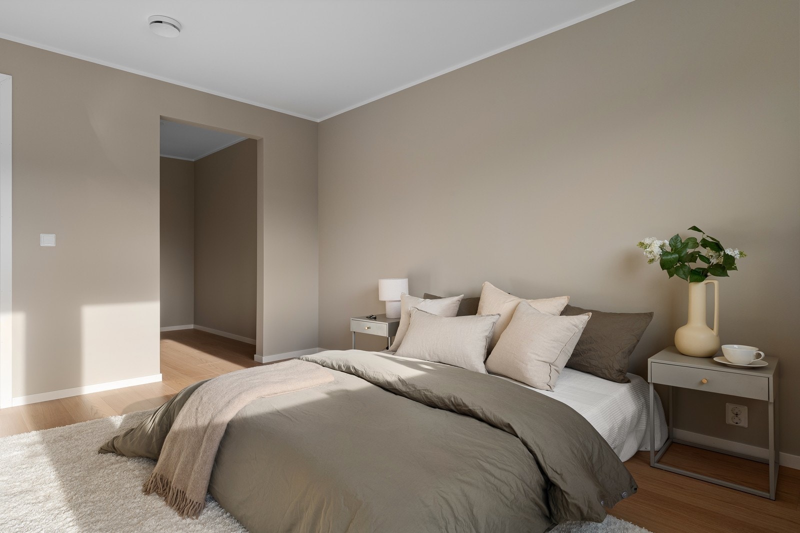 Hovedsoverom i 1.etasje med eget walk-in closet. Galleribilde