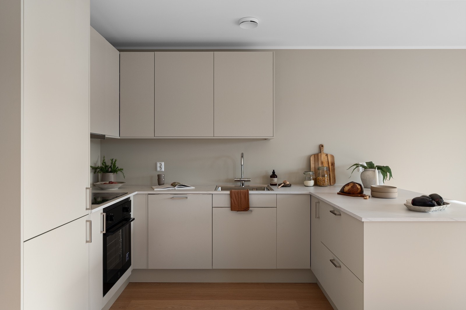 Kjøkken med slette fronter og god benkeplass. Galleribilde