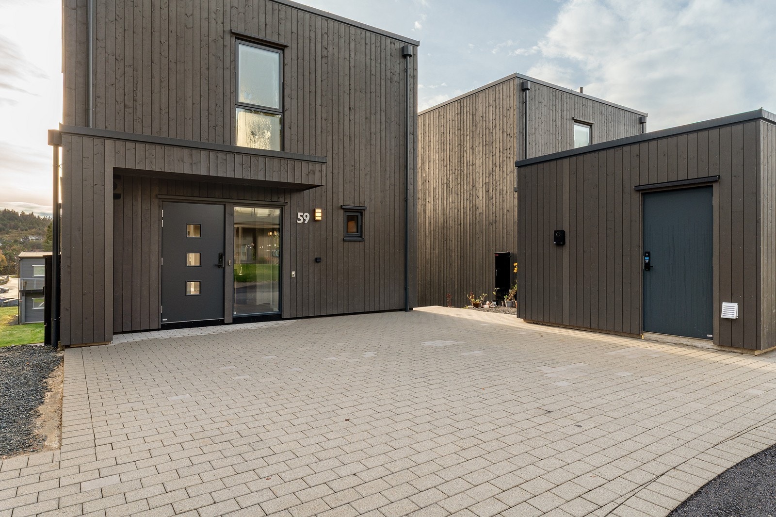 Uteområde er tilrettelagt med 2 parkerinsplasser, elbillader og bod. Hagen kommer ila våren. Galleribilde