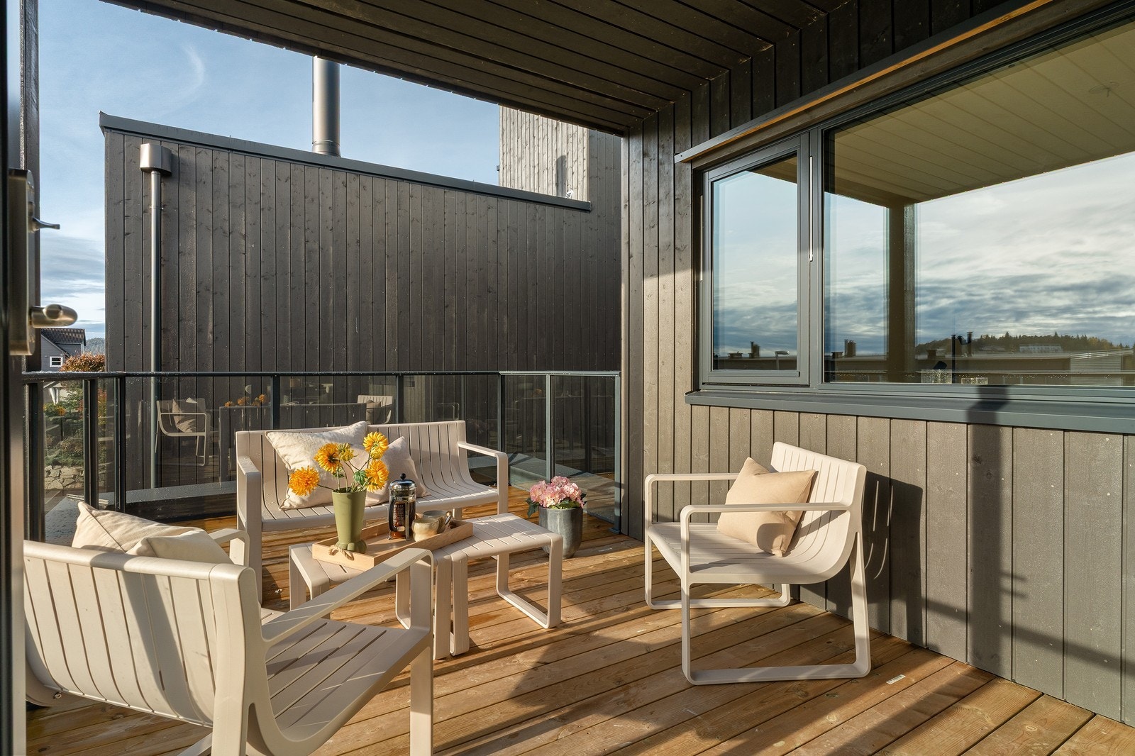 Terrasse fra 2. etasje (møbler følger ikke med.) Galleribilde