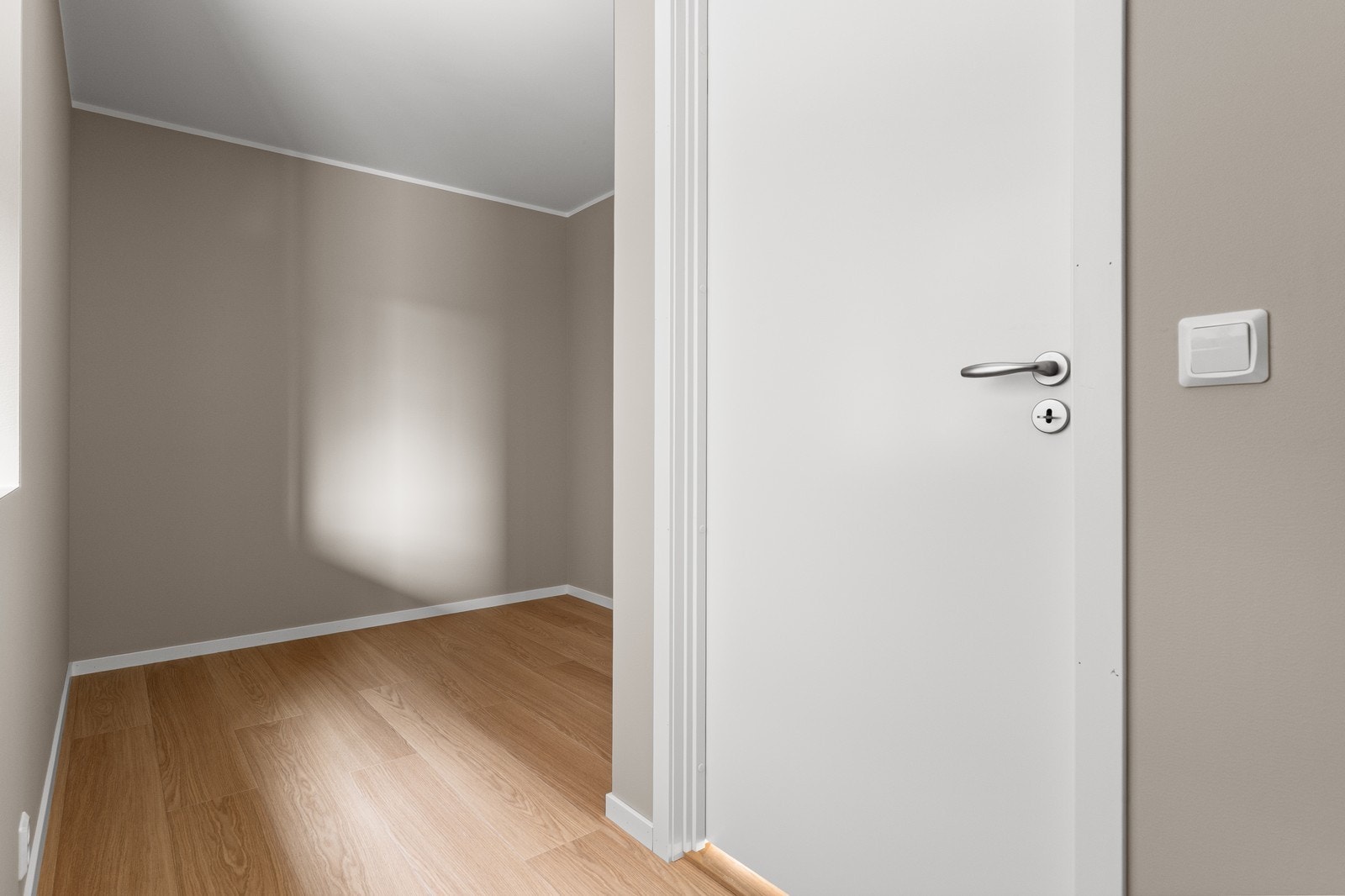 Når du tar trappen opp i 3. etasje finner du en stue og en dør til et kontor/soverom. Galleribilde