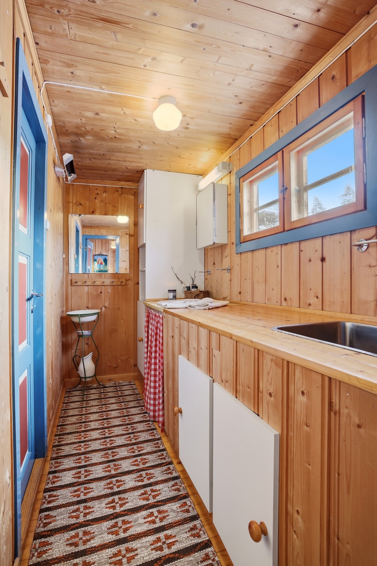 Toalettrom med innredning og zinderella biotoalett. Godt med oppbevaringsplass i innredning Galleribilde