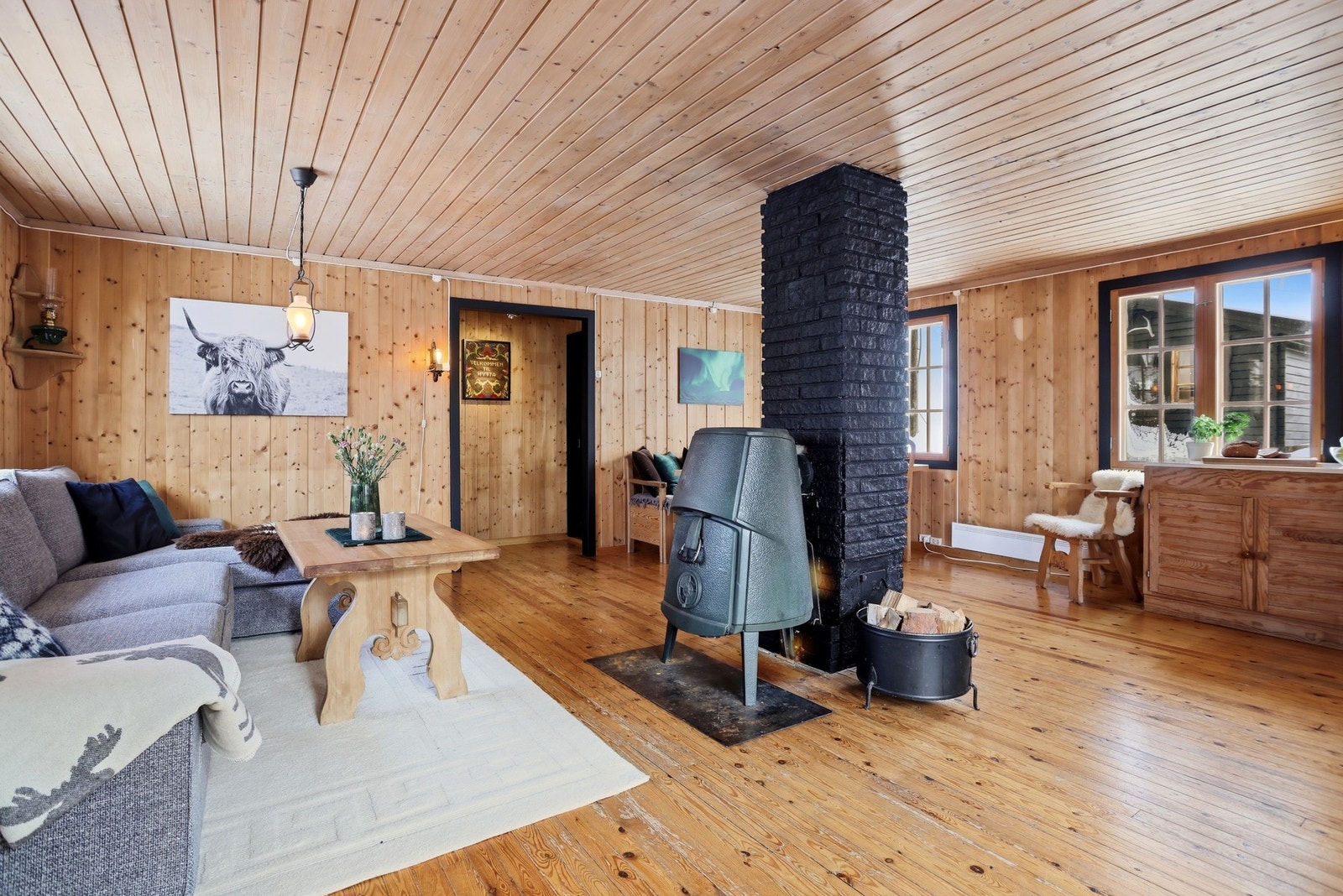 Den gode, sjarmerende hyttefølelsen er godt bevart med panel på overflatene. Galleribilde