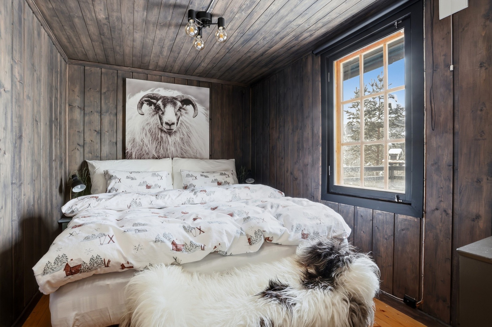 Hovedsoverom innredet med dobbeltseng og tilhørende møblement Galleribilde