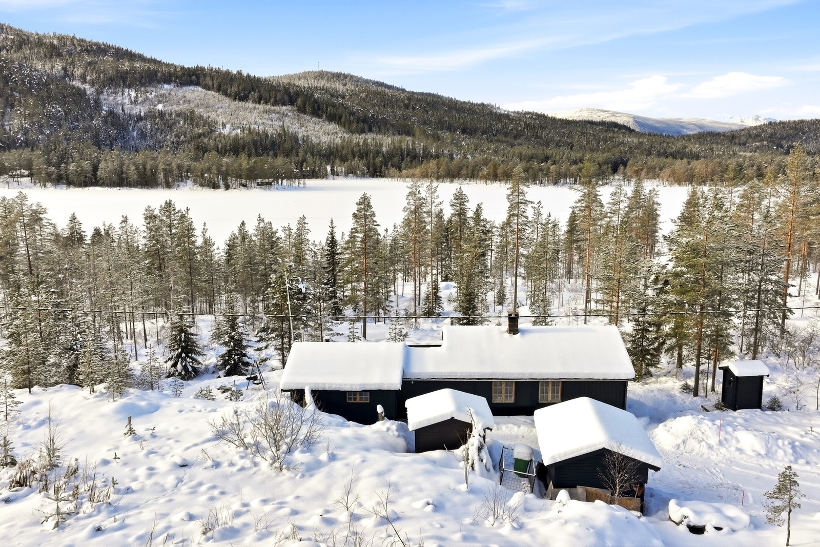 Det er 2 biloppstillingsplasser på tunet. God plass til besøkende i innkjørsel og i vegkryss Galleribilde