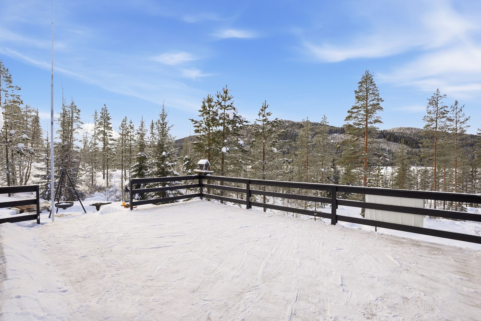 På sommerstid er det fin gressplen ved siden av veranda. Galleribilde