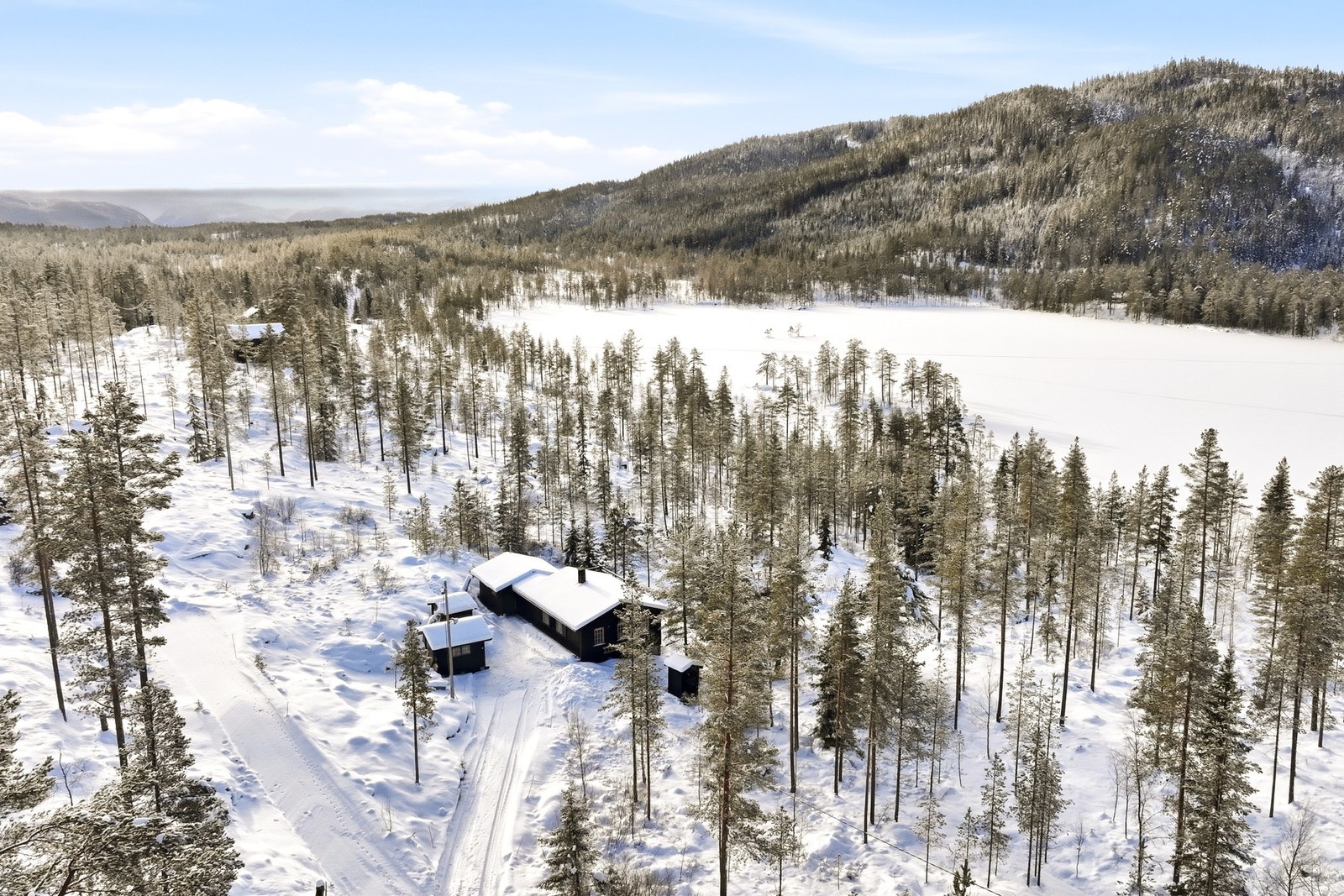Like ved eiendommen er det en bekk med tilhørende badekulp. I tillegg gir Hafossvannet gode muligheter for både bading og fiske. Galleribilde