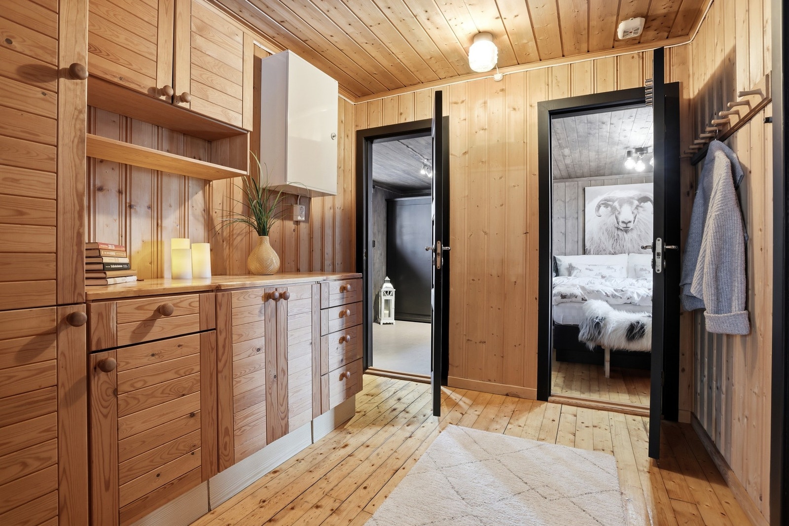 Romslig gang med ekstra kjøkkeninnredning. Galleribilde