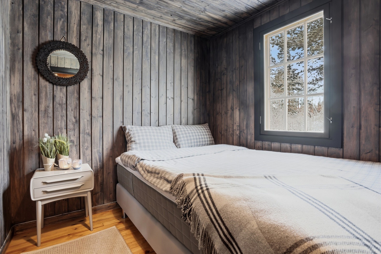 Soverom II innredet med dobbeltseng. Galleribilde