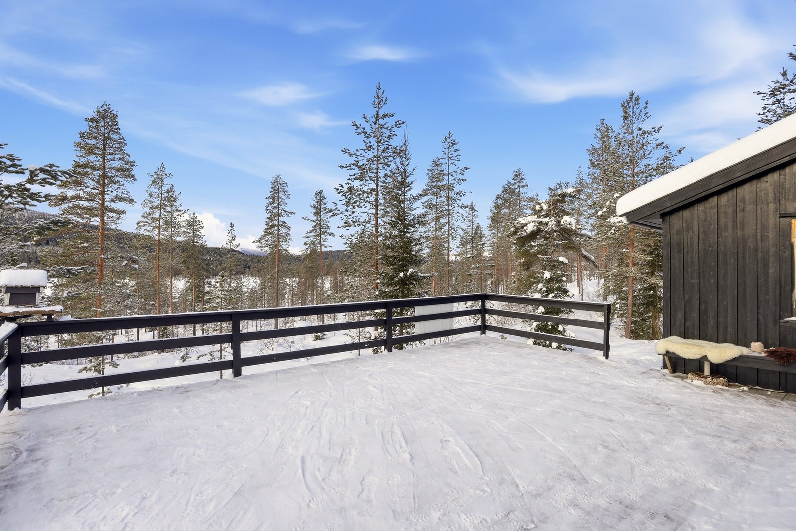 Stor veranda. Her kan man nyte påskesolen. Det er flott utsikt ned til vannet. Galleribilde