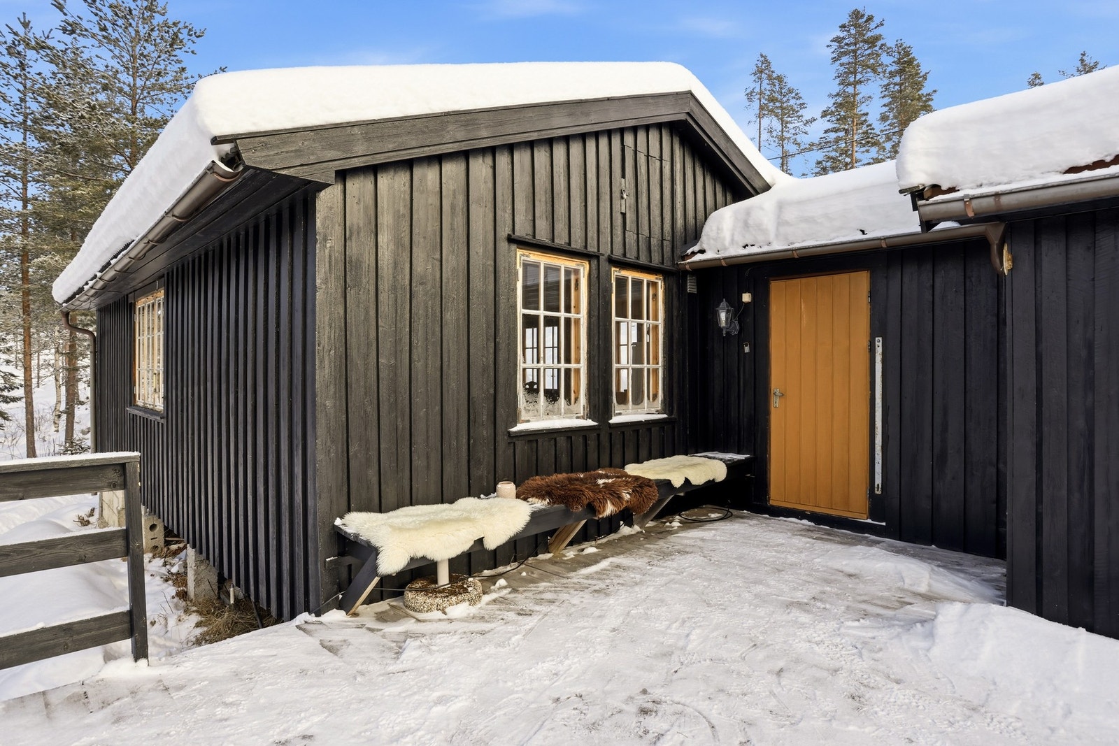 Lun og solfylt hyttekrok som innbyr til hygge og ro med naturen som nærmeste nabo. Galleribilde