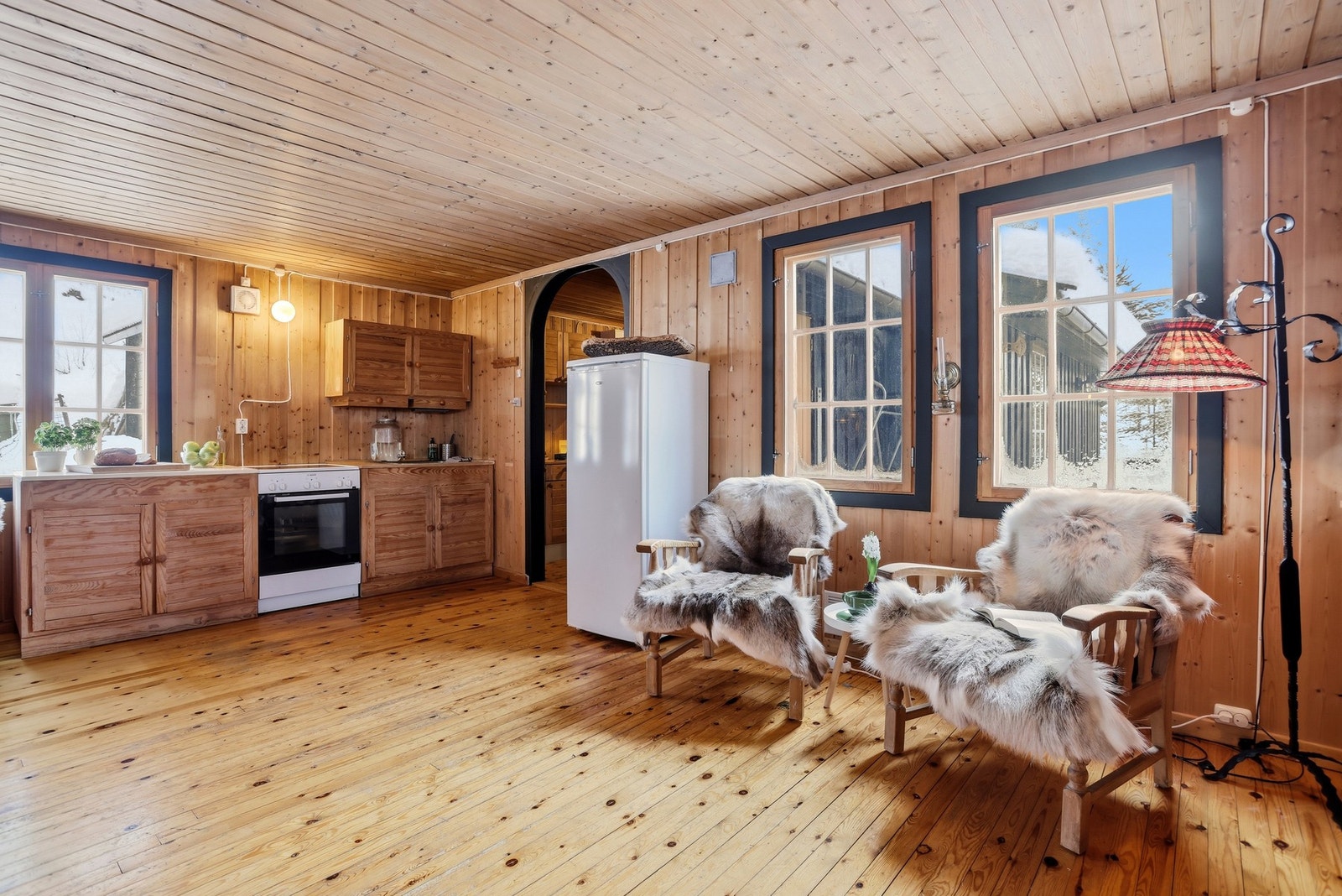 Hyggelig kjøkken i åpen løsning med stue og spisestue. Galleribilde